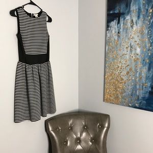 FLATTERING!! Black and white stripped dress!